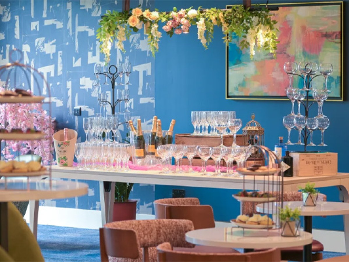 The Ginspiration Bar at Sheraton Athlone Hotel featuring champagne, cocktails and elegant wedding drinks reception styling
